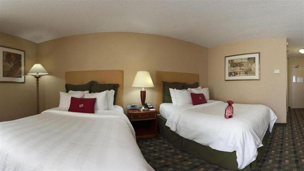 Quality Hotel Conference Center Cincinnati Blue Ash Bagian luar foto