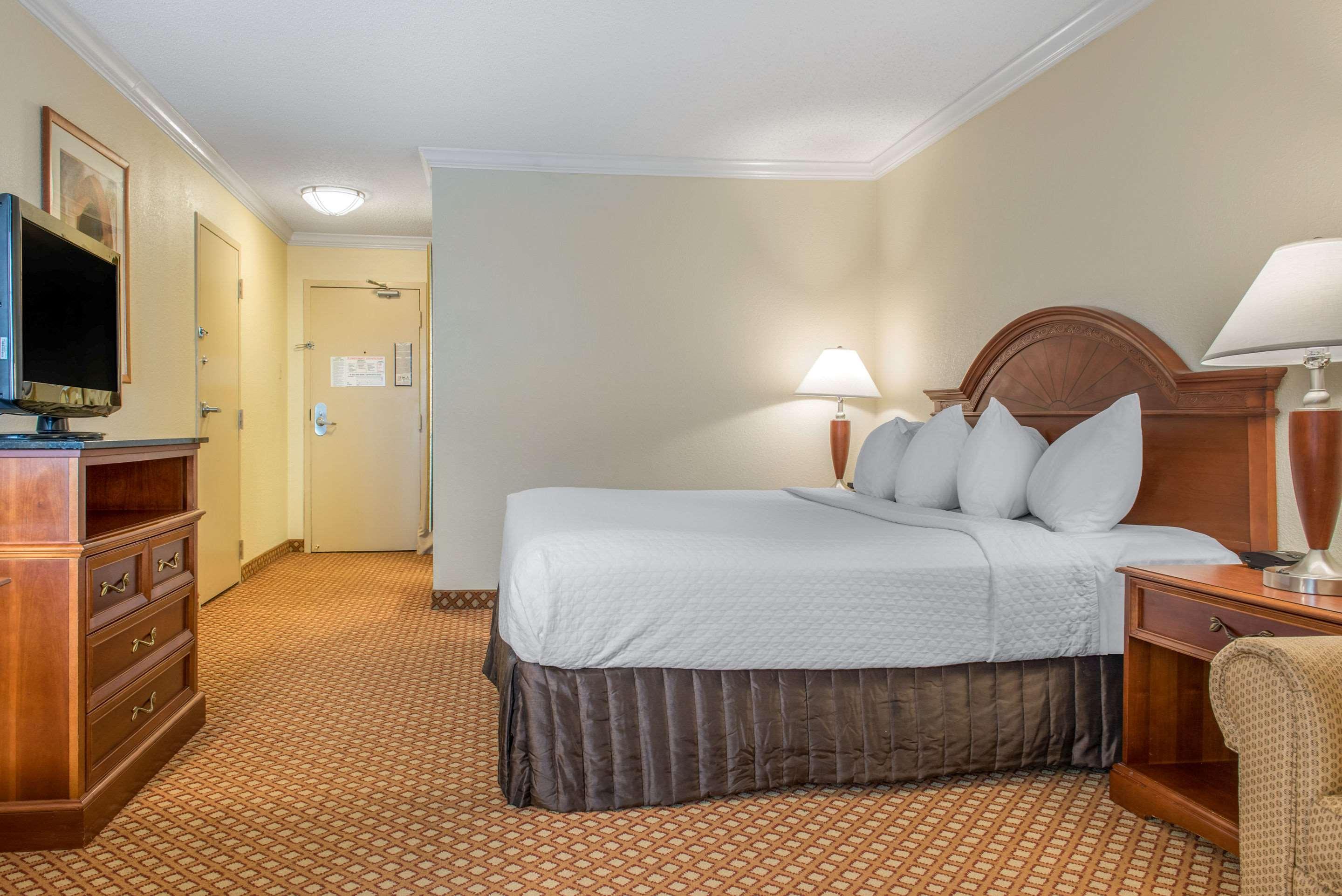 Quality Hotel Conference Center Cincinnati Blue Ash Bagian luar foto