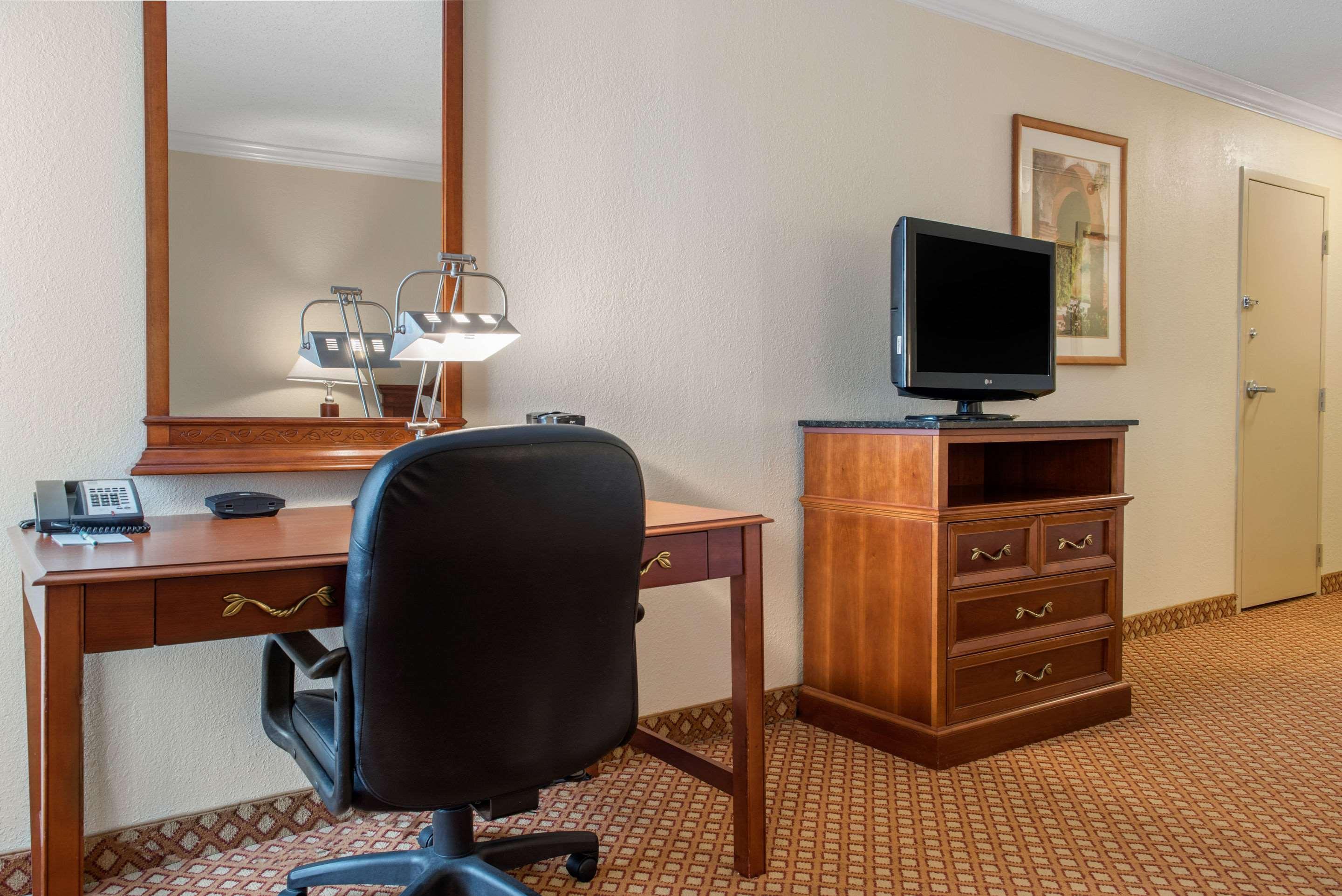 Quality Hotel Conference Center Cincinnati Blue Ash Bagian luar foto