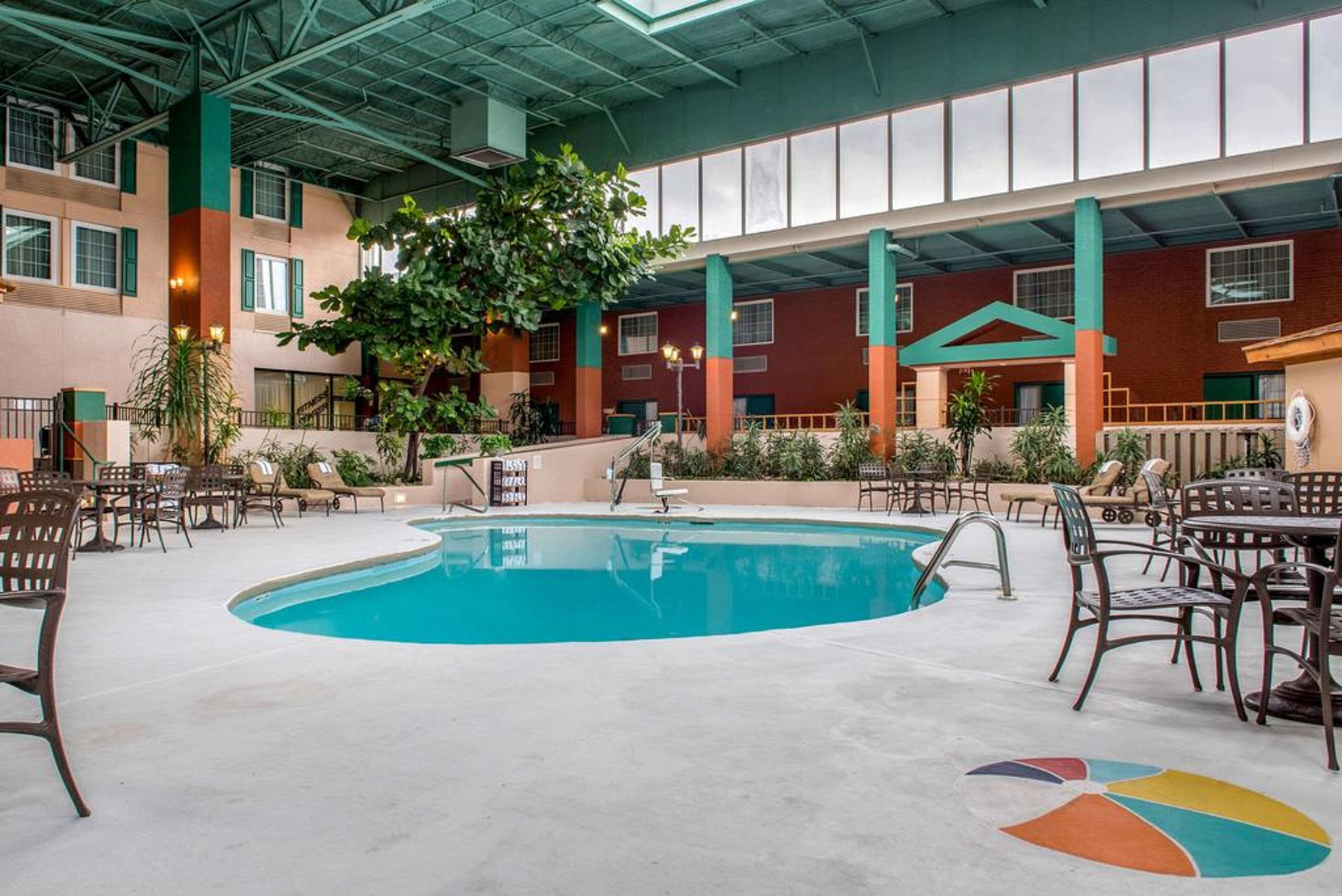 Quality Hotel Conference Center Cincinnati Blue Ash Bagian luar foto