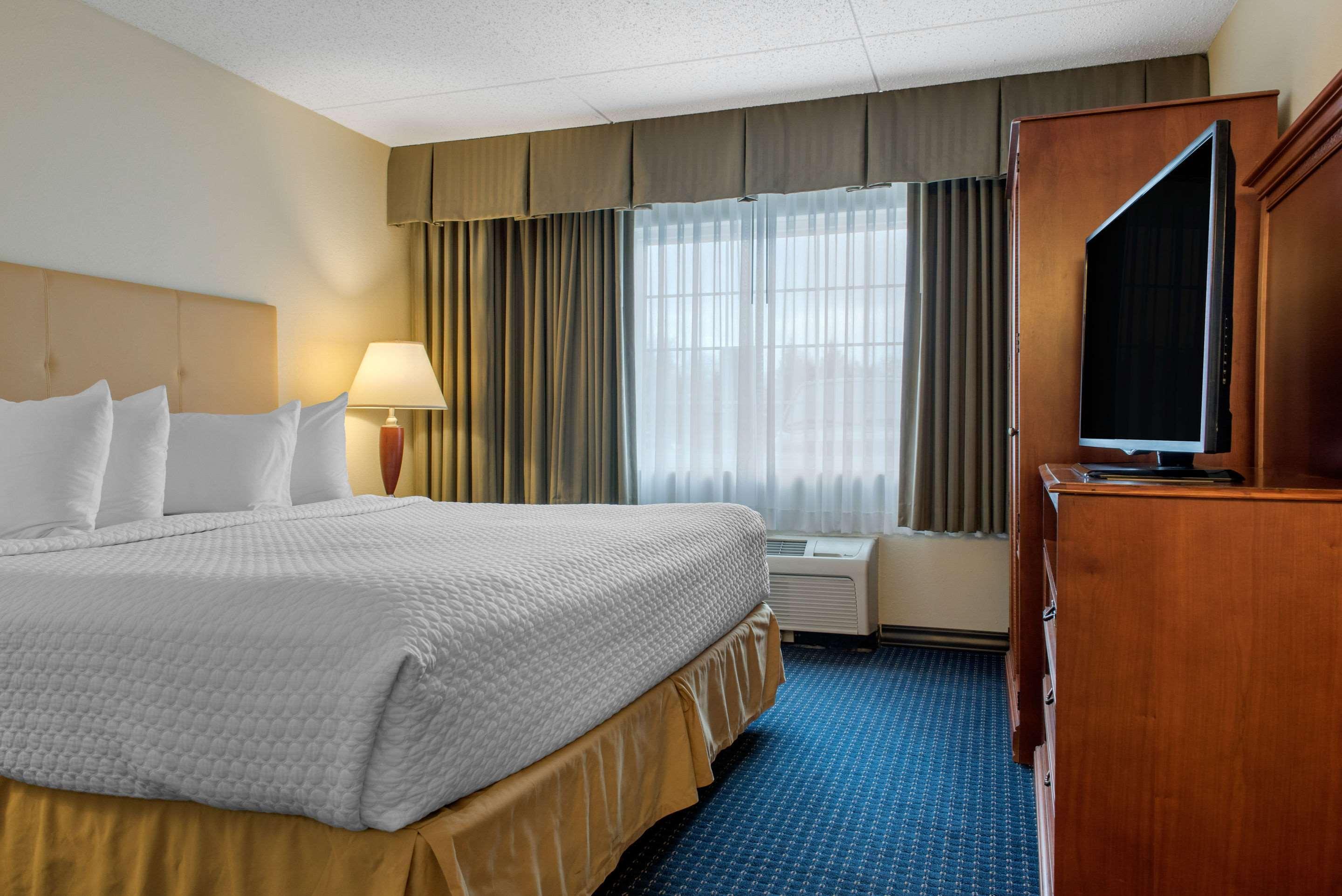 Quality Hotel Conference Center Cincinnati Blue Ash Bagian luar foto