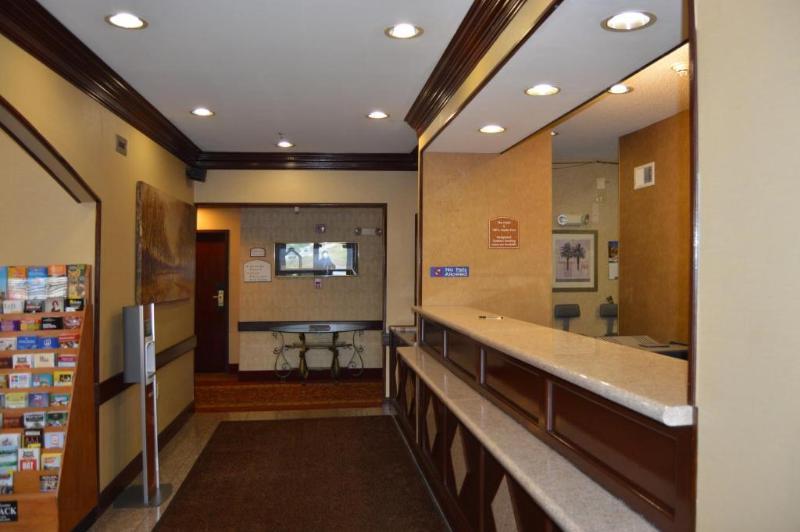 Quality Hotel Conference Center Cincinnati Blue Ash Bagian luar foto